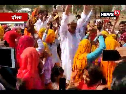 महिला मतदाताओं संग नाचे किरोड़ी लाल, बुजुर्ग को गाजे-बाजे के साथ ले जाया गया पोलिंग बूथ-Kirodi Lal meena dance with women voters in dausa