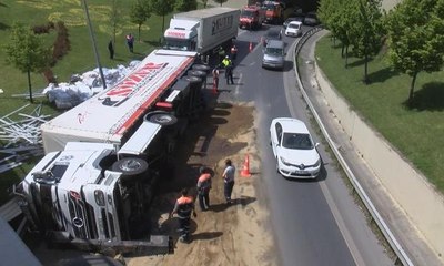 Otogar bağlantı yolunda TIR devrildi
