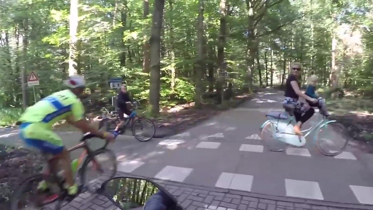 Des cyclistes grillent une priorité et manquent de percuter une famille