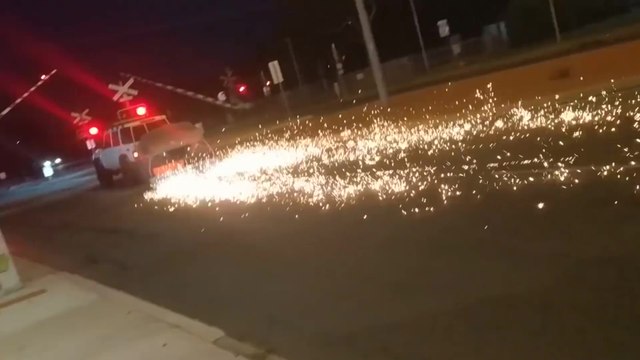 Un automobiliste échappe à la police en passant un passage à niveau au bon moment