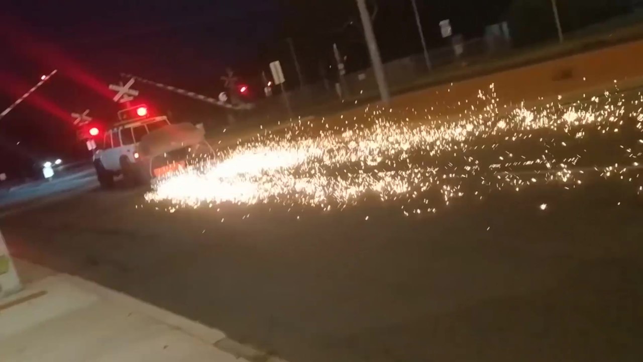 Un automobiliste échappe à la police en passant un passage à niveau au bon moment