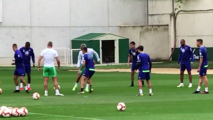 Entrenamiento del Betis con Canales y Barragán al Margen