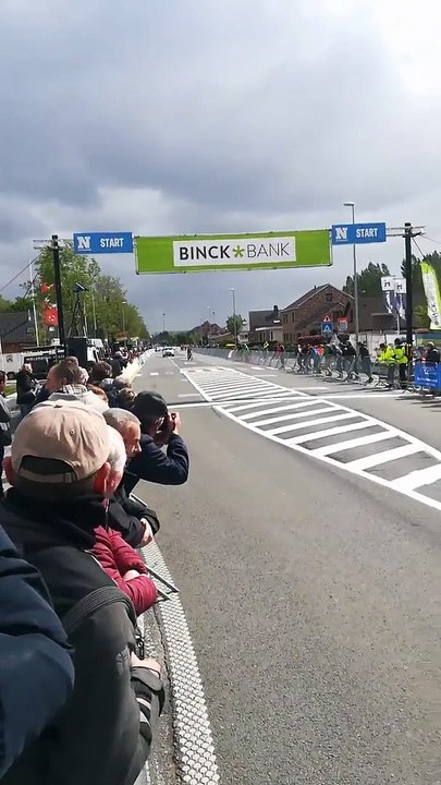 Un cycliste fait semblant de faire une sieste avant de franchir la ligne d'arrivée