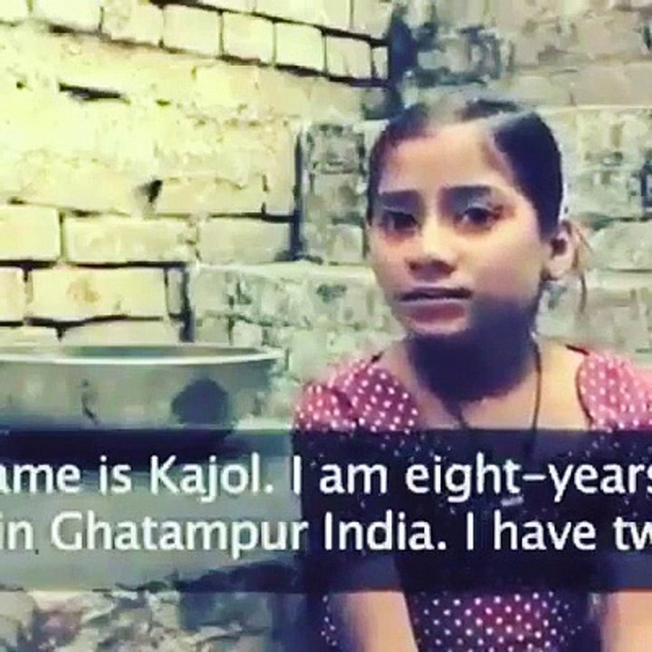 Élevée avec des cobras, cette jeune fille na plus du tout peur des serpents