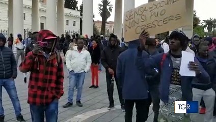 Protestano migranti in Puglia: "vogliamo subito documenti per restare in Italia, da qui non ce ne andiamo"