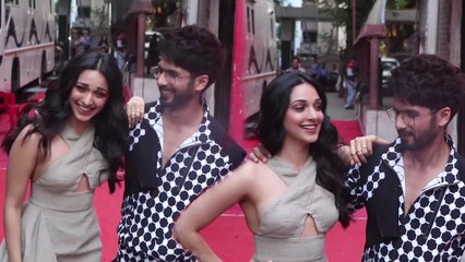 Shahid Kapoor SAVES Co star Kiara Advani from getting EMBARASSED on Camera At Kabir Singh Eevent