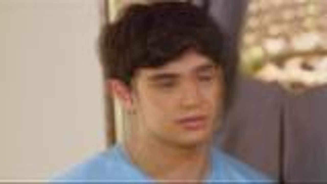 Clark, humingi ng halik kay Leah