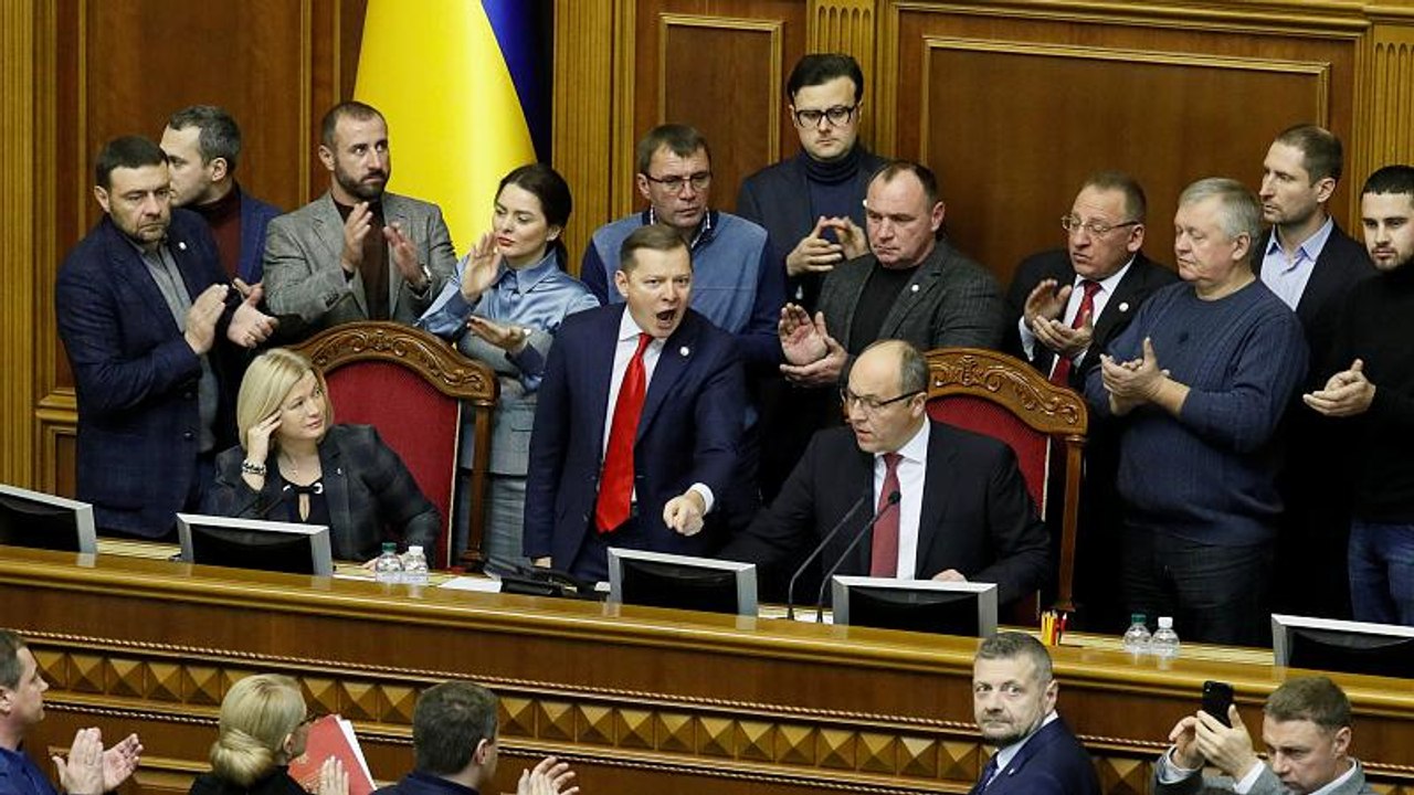 Верховная Рада Украины согласовала введение вое...