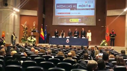 Un niño de cuatro años recibe la Medalla al mérito civil por salvar a su madre