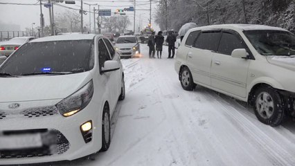예상 밖 '큰 눈'...눈길 사고·항공기 지연 속출 / YTN