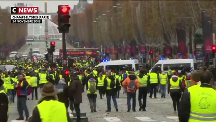 Скачать видео: Gilets jaunes : les manifestants encerclés par les CRS sur les Champs-Élysées