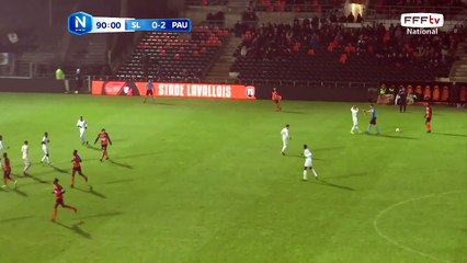 La tête de DEMBELE est directement sur le gardien.