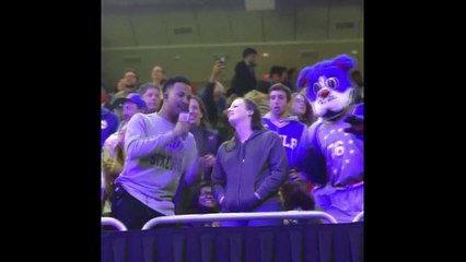 La sorprendente reacción de la mascota del Sixers al ver que la ganadora del sorteo era de los Cavaliers.