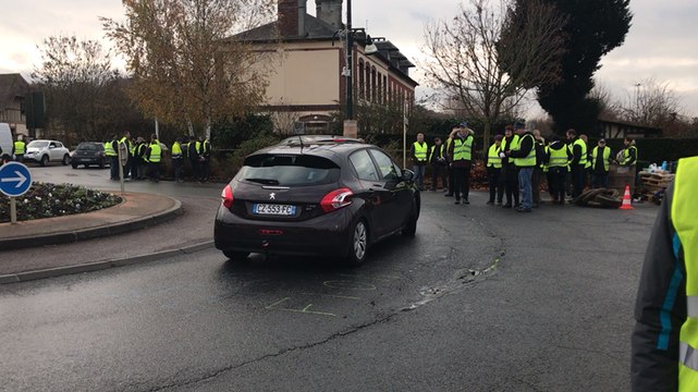 Gilets jaunes à Lisieux : barrages filtrants à Intermarché