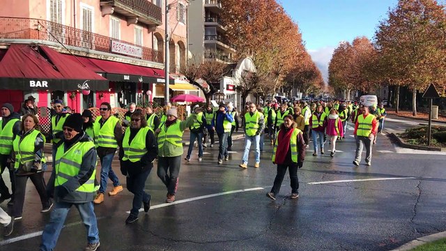 Les Gilets jaunes défilent dans le centre-ville de Gap