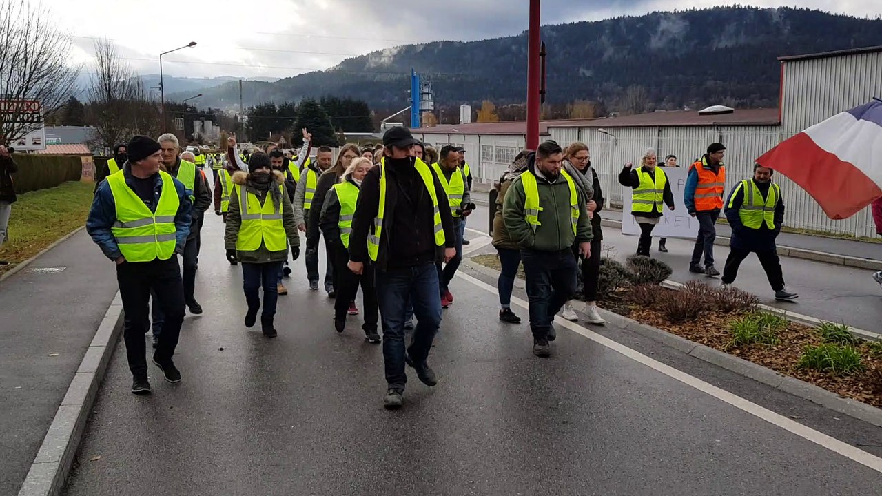 Une centaine de gilets jaunes bloquent les accès de l’hypermarché Leclerc de Saint-Etienne-lès-Remiremont