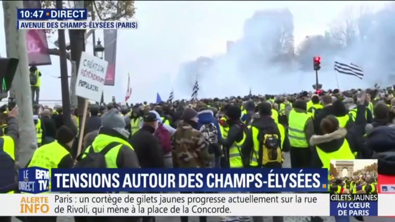 Gilets jaunes: la tension monte d'un cran sur les Champs-Elysées
