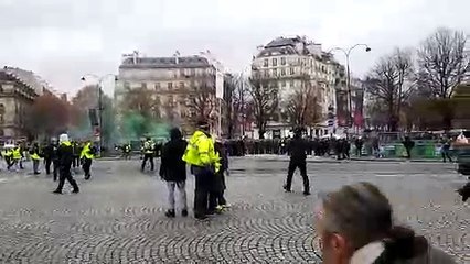 Gilets jaunes sur les Champs Elysées : "tout le monde est gazé"