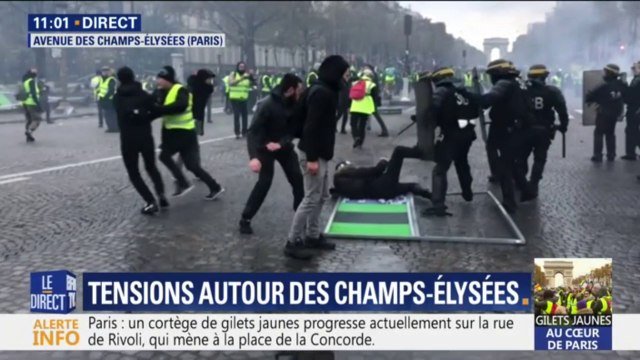 Gilets jaunes: des grenades lacrymogènes ont été utilisées par les forces de l'ordre pour repousser les manifestants