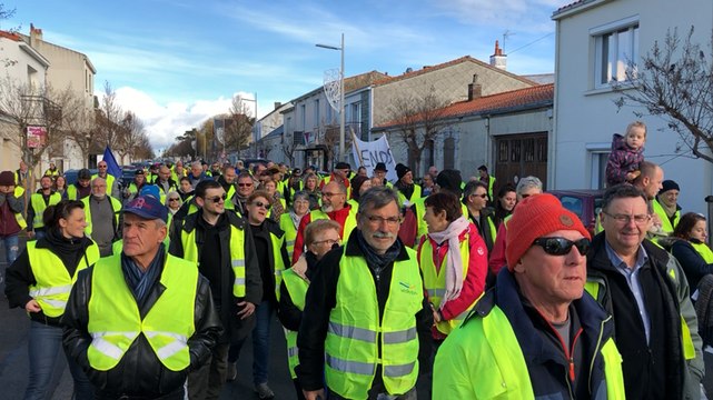200 Gilets jaunes marchent vers le centre-ville