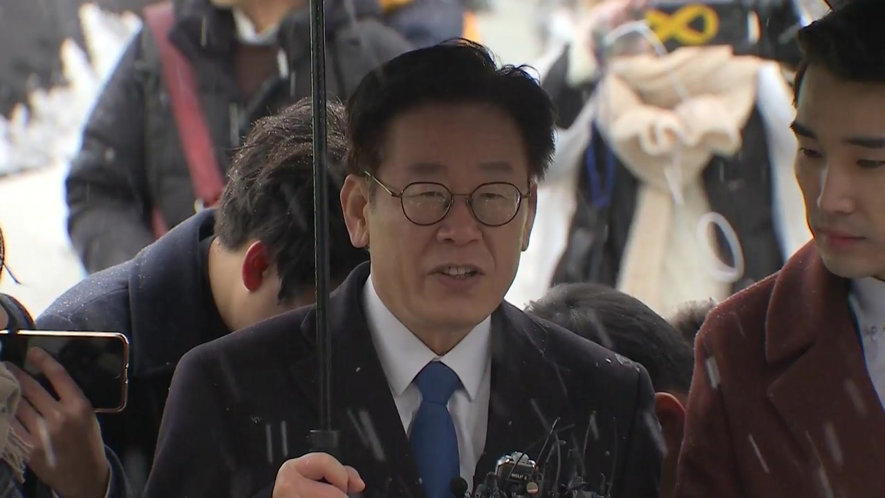 이재명 검찰 소환 조사...친형 강제입원 등 혐의 부인 / YTN