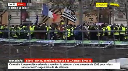 Скачать видео: Les manifestants s'en prennent au mobilier urbain pour le lancer sur les forces de l'ordre sur les Champs Elysées