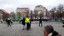 Manifestants et forces de l'ordre se font face sur les Champs-Elysées : c'est extrêmement tendu