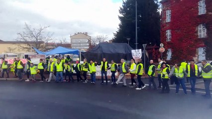 Une chaîne humaine s'est formée sur le rond-point de Charlieu