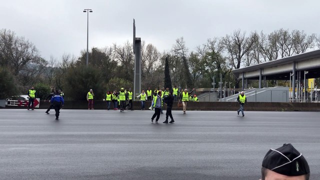 Gilets jaunes : le péage de la Barque sur l'A8 évacué par les gendarmes