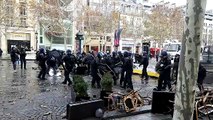 Champs-Elysées : les gilets jaunes ont monté des barricades pour bloquer les véhicules