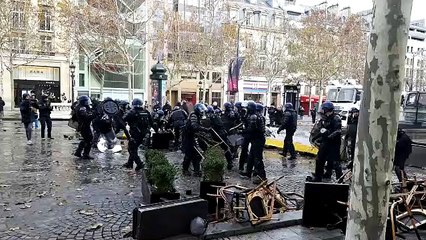 Champs-Elysées : les gilets jaunes ont monté des barricades pour bloquer les véhicules