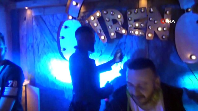 Pascal Nouma sahnede sevgilisi ile görüntülü sohbet etti