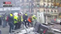 Des gilets jaunes affrontent les canons à eau des forces de l’ordre