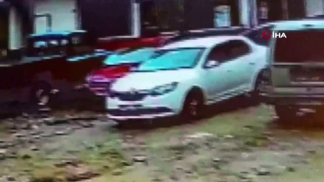 İlçeyi terk edemeden bulmuş...Kuaför kız kardeşini para için öldürmüş