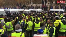 Gilets jaunes : la manifestation dégénère sur les Champs-Elysées