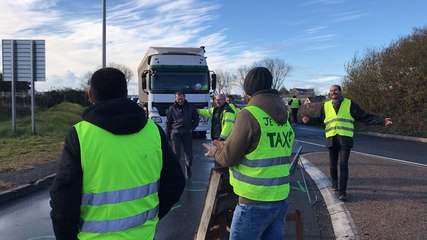 Deux routiers montrent leur soutien aux gilets jaunes