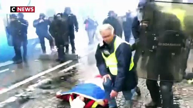 Des gilets jaunes s'allongent pour bloquer les Champs-Élysées