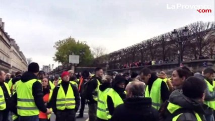 Paris : bloqués aux portes de La Concorde par les CRS, les gilets jaunes lancent "la Police avec nous"