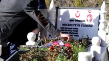 Şehit Öğretmen Necmettin Yılmaz'ın Mezarına Öğretmenler Günü'nde Ziyaretçi Akını