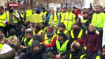 Des gilets jaunes en plein sitting sur les Champs-Élysées ont été délogés par les forces de l’ordre