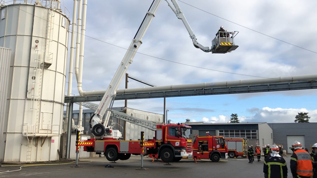 Les pompiers hissés jusqu’au cyclofiltre de l’entreprise Pasquet