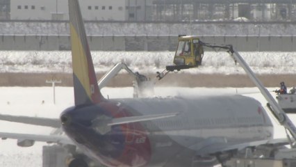 기록적 '첫눈' 인천공항 국제선 12편 지연 / YTN