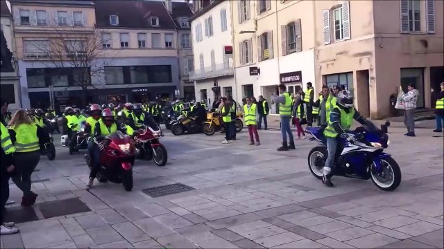 Les Gilets jaunes manifestent dans Lons