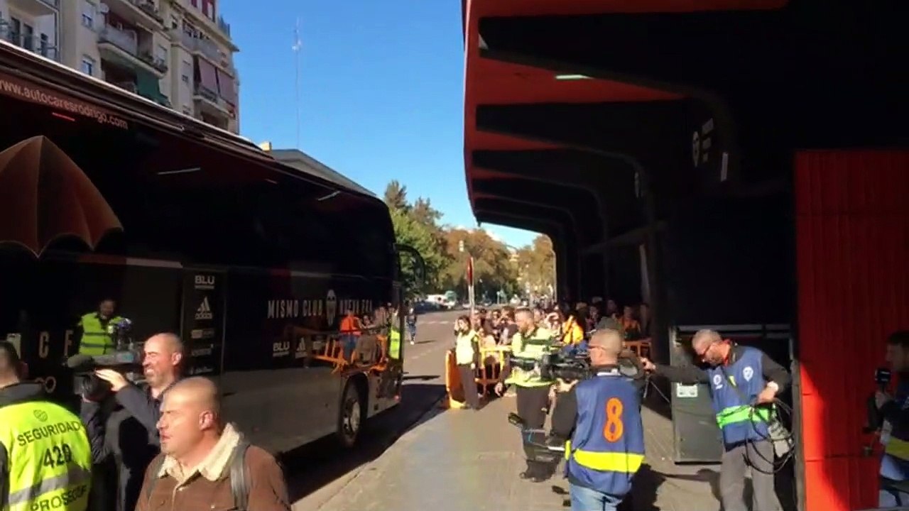 Valencia - Rayo Vallecano: Llegada del Valencia...