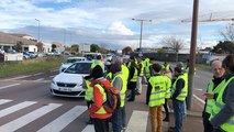 Les Gilets jaunes « cherchent du travail » en traversant la route