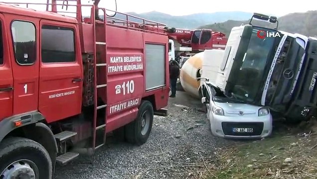 Mikser hafif ticari aracı ezdi...Bu araçtan hafif sıyrıklarla kurtuldu