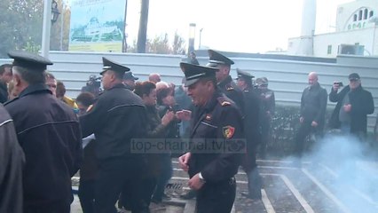 Prindërit e 18-vjeçarit të arrestuar: Djalit i kanë thyer gishtat - Top Channel Albania