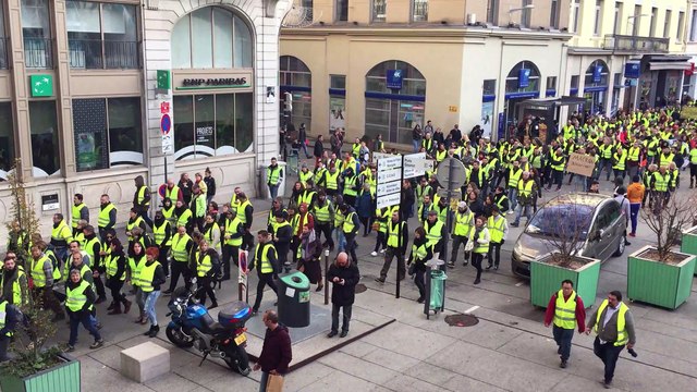 Plus de 300 gilets jaunes arrivent en centre-ville