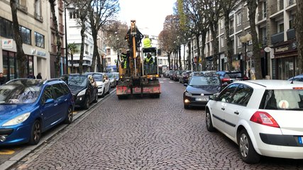 Les Gilets jaunes dans Lorient avec leurs camions