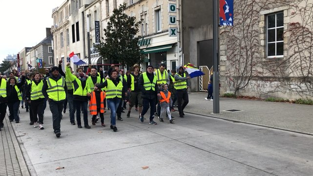 Les gilets jaunes défilent à la Roche